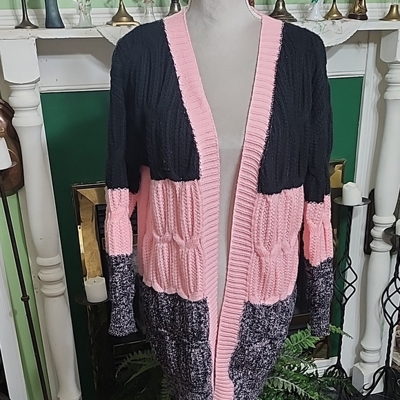 NWOT Beautiful Colorblock Pink and Black Women's Sweater. Fall is Coming - Picture 1 of 2